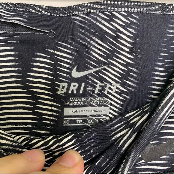 Nike Dri Fit Black + White Legendary Waves Training Reflective Crops XS - Picture 6 of 11